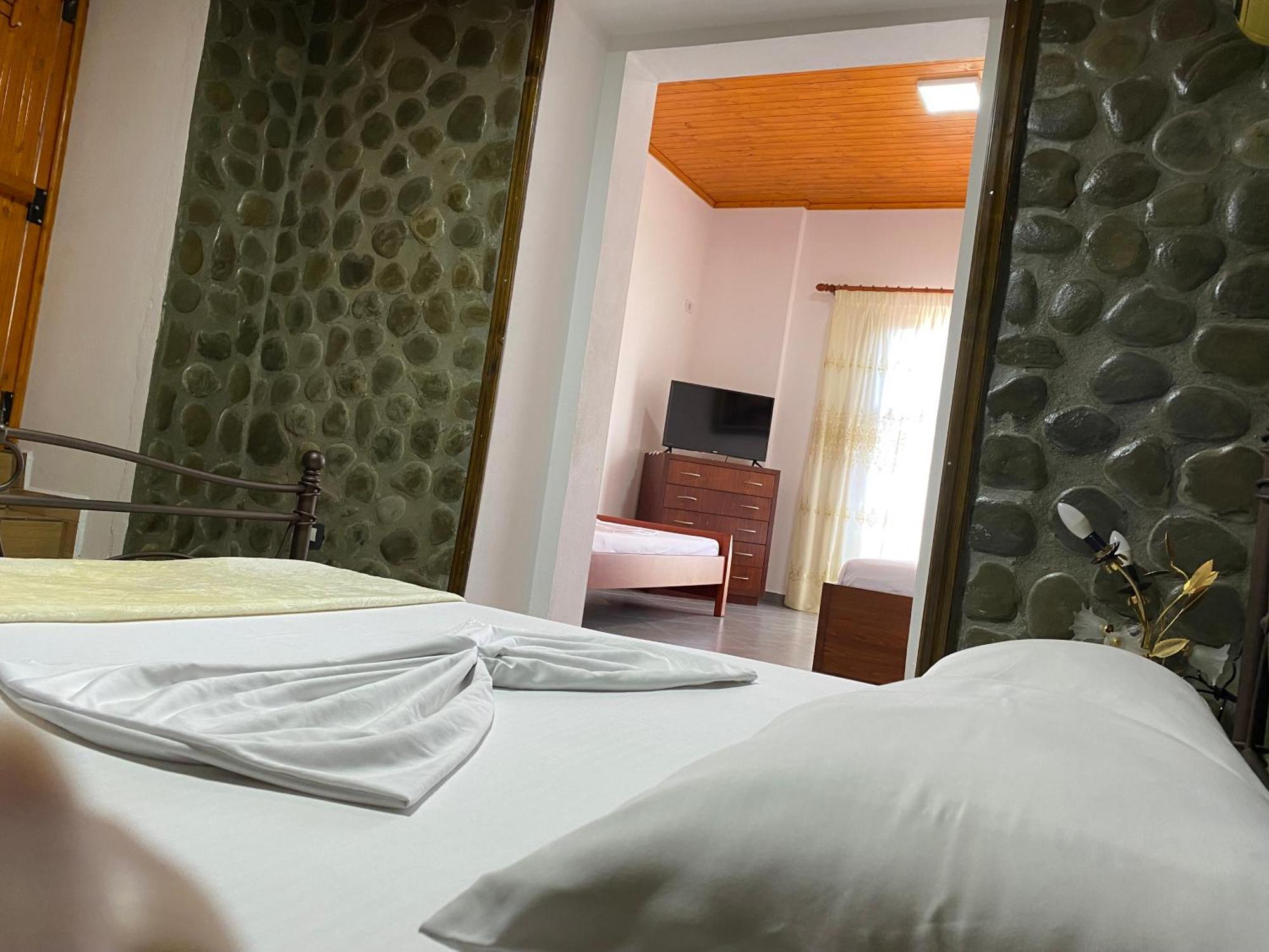 Bixhaku GuestHouse Gjirokastër Extérieur photo