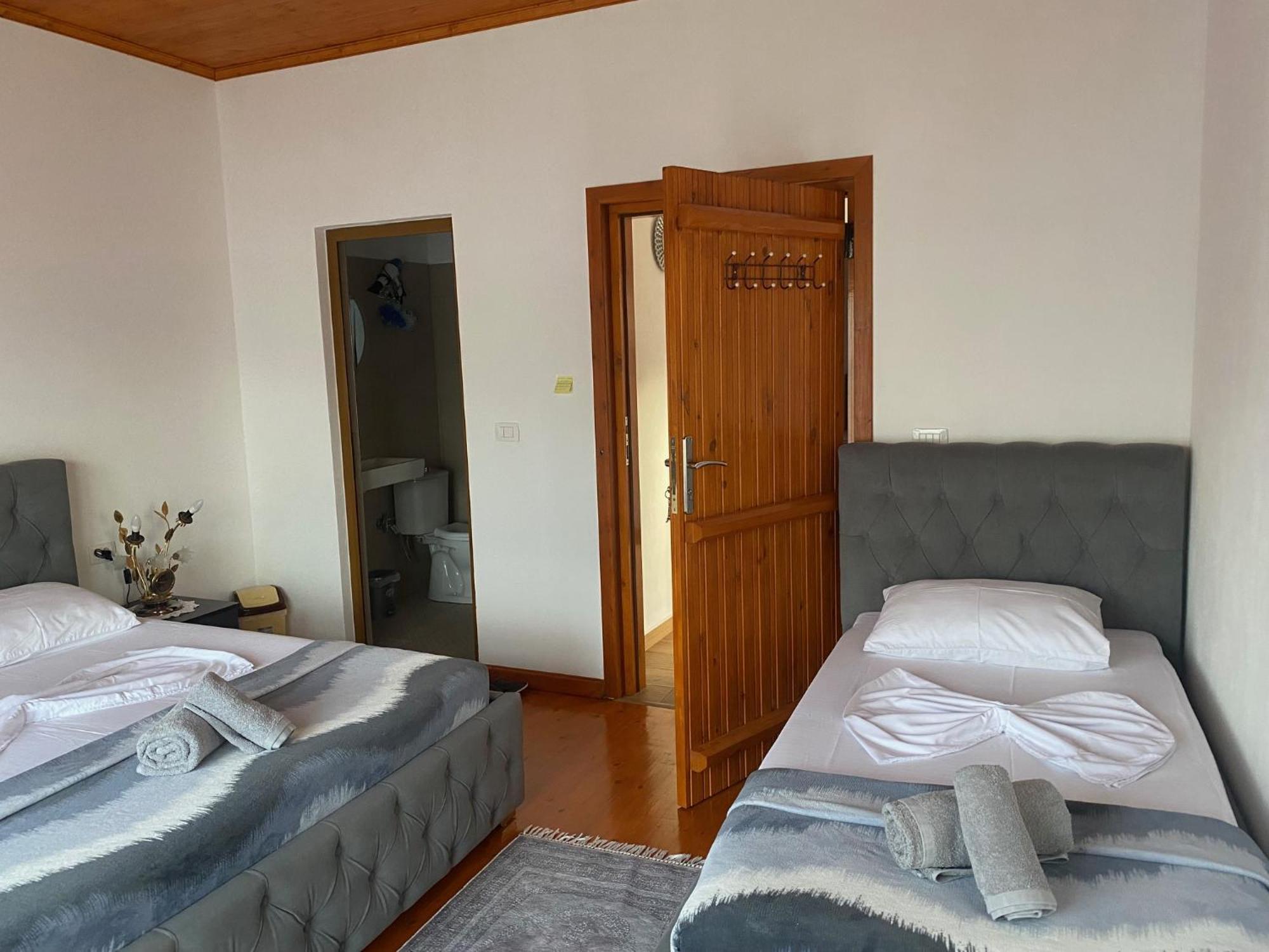 Bixhaku GuestHouse Gjirokastër Extérieur photo