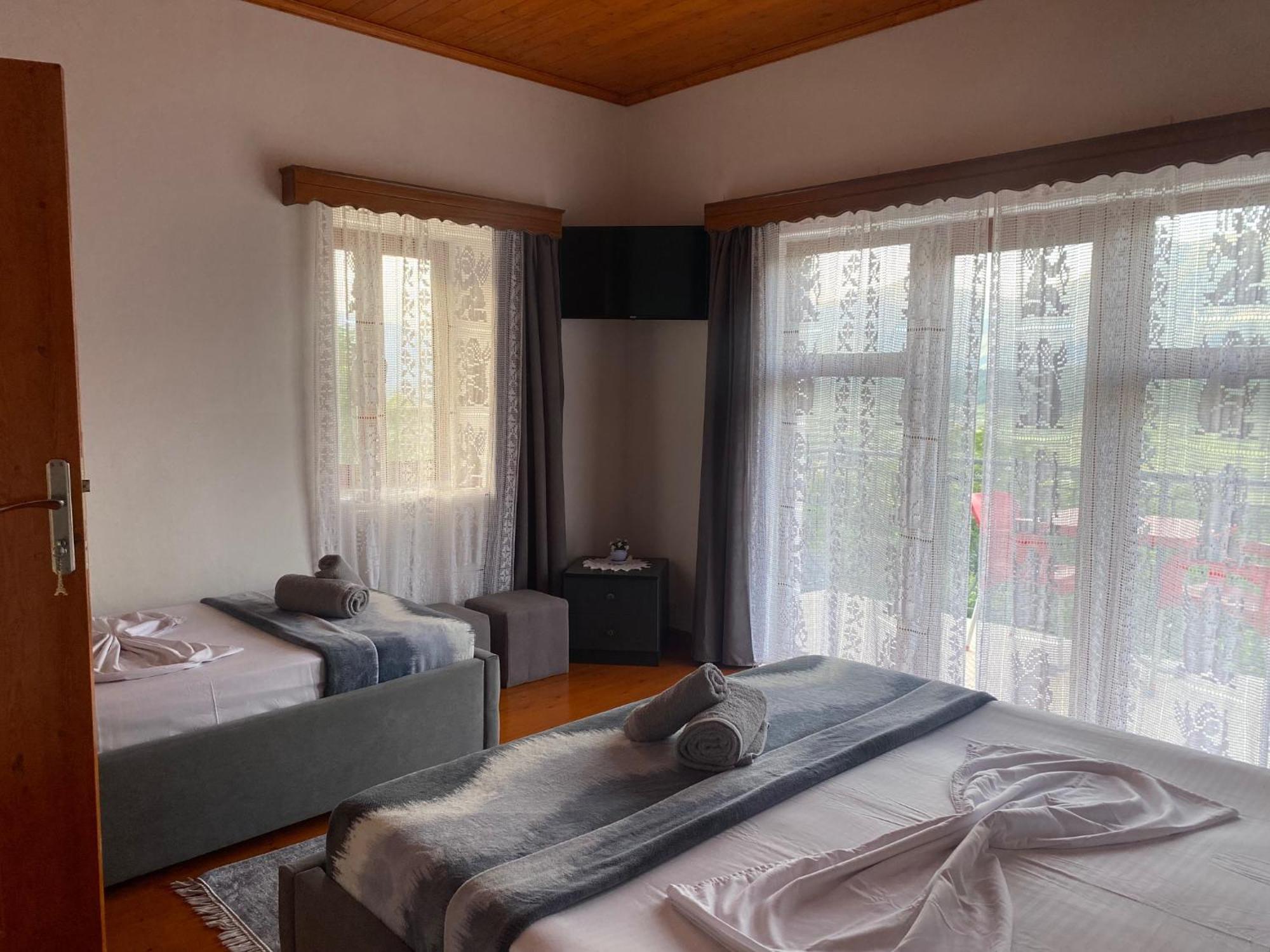 Bixhaku GuestHouse Gjirokastër Extérieur photo