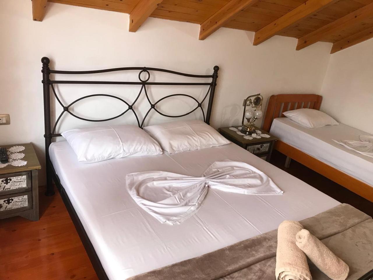 Bixhaku GuestHouse Gjirokastër Chambre photo