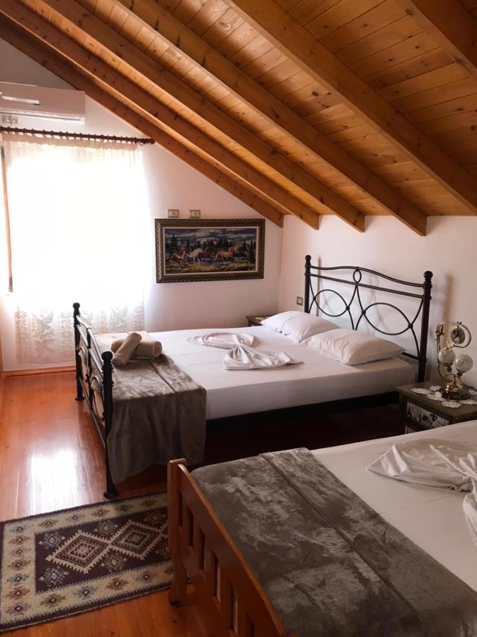 Bixhaku GuestHouse Gjirokastër Chambre photo