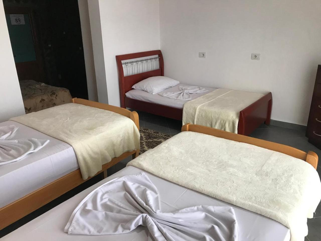 Bixhaku GuestHouse Gjirokastër Chambre photo